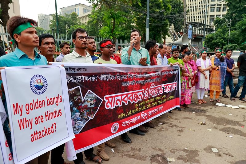 জাতীয় জাদুঘরের সামনে মানববন্ধন করে বাংলাদেশ হিন্দু জাগরণ মঞ্চ। পরে শাহবাগ মোড় অবরোধ করা হয়। এতে সনাতন ছাত্র ও নাগরিক সমাজের নেতাকর্মীসহ অনেকে যোগ দেয়। ঢাকা, ১২ আগস্ট